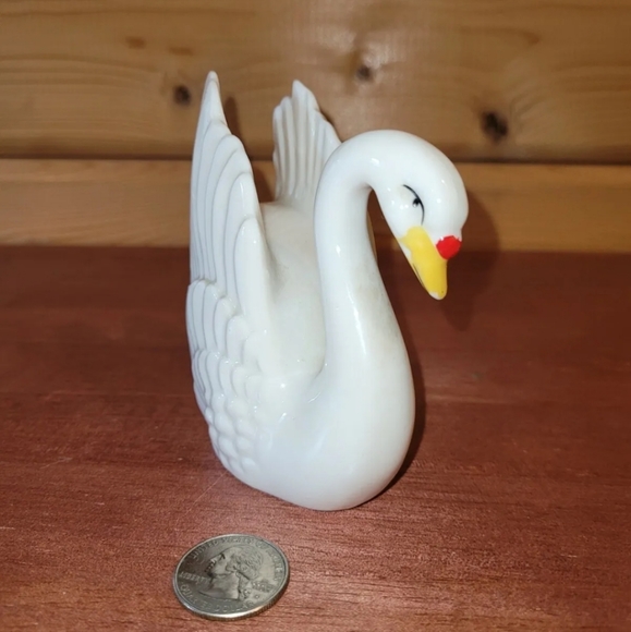 Vintage Salt or Pepper Shaker Floating White Swan with Red Basal Knob Porcelain - Picture 4 of 12
